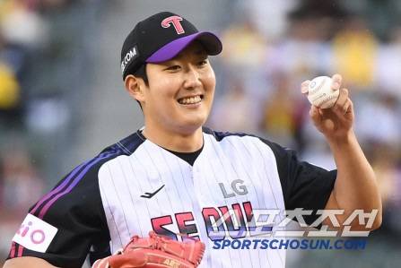 2일 서울 잠실구장에서 열린 SSG-LG전. 선발투수 손주영이 투구 전 박동원 포수를 보며 웃고 있다. 잠실=정재근 기자 cjg@sportschosun.com/2025.5.2