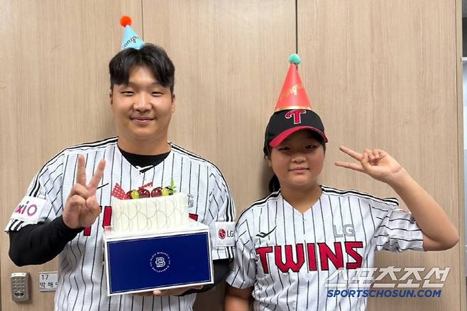 LG 문보경과 닮은 꼴로 화제가 된 시구자 백소연 양. 사진제공=LG 트윈스