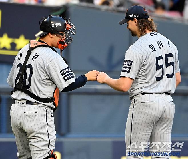 29일 잠실야구장에서 열린 한화와 LG의 경기, 한화 포수 이재원이 1회말 수비를 마친 후 와이스에게 미안함을 전하고 있다. 잠실=허상욱 기자wook@sportschosun.com/2025.05.29/