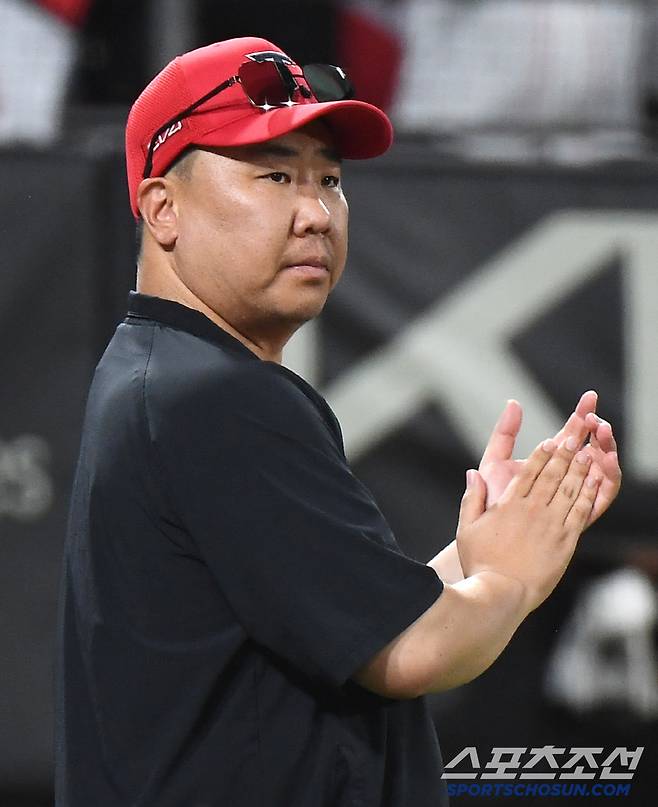 5일 광주 기아 챔피언스필드에서 열린 롯데-KIA전. KIA가 13대0으로 승리했다. 이범호 감독이 선수들을 맞이하고 있다. 광주=정재근 기자 cjg@sportschosun.com/2025.7.5/