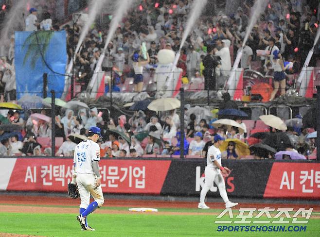 19일 수원 케이티위즈파크에서 열린 KT와 한화의 경기. 6회초 한화 공격을 앞두고 우천으로 경기가 잠시 중단되고 있다. 수원=송정헌 기자songs@sportschosun.com/2025.07.19/