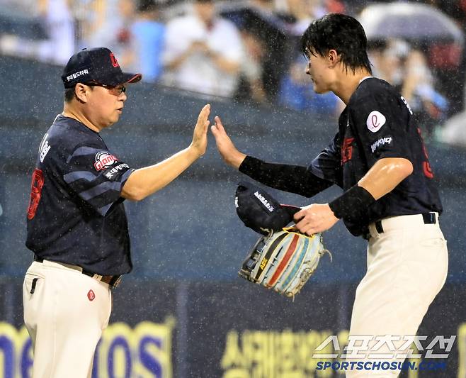 19일 잠실야구장에서 열린 롯데와 LG의 경기, 롯데가 6대1로 승리했다. 승리의 기쁨을 나누는 김태형 감독과 윤동희의 모습. 잠실=허상욱 기자wook@sportschosun.com/2025.07.19/