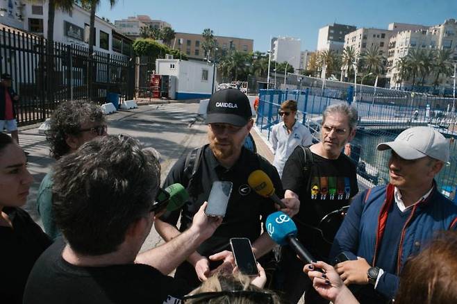 지난 5월 28일 자사 제품인 전기 보트 C-8을 타고 스페인에서 북아프리카 횡단에 성공한 구스타프 하셀스코그 칸델라 창업주가 북아프리카에 도착해 기념 인터뷰를 하고 있다. 칸델라 제공