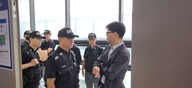 19일 오후 4시 전남 무안국제공항 관리동 3층 대회의실 문 밖에서 항공·철도사고조사위원회가 설명을 듣고 있다. 민찬기 기자