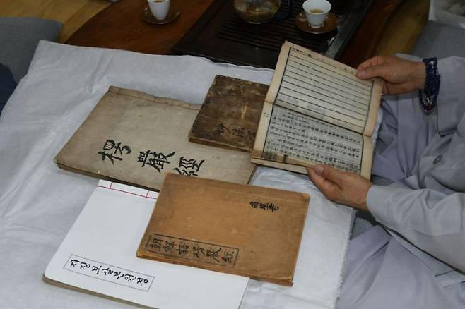 고운사 등운 주지 스님이 희귀 불교 전적 기증받아 펼쳐 보이고 있다. 권병건 기자