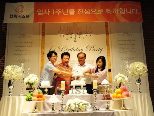 한 방산전자기업이 개최한 신입 직원 입사 1주년 돌잔치. ‘돌잡이’ 물품으로 대표이사 명패도 등장했다. /한화시스템