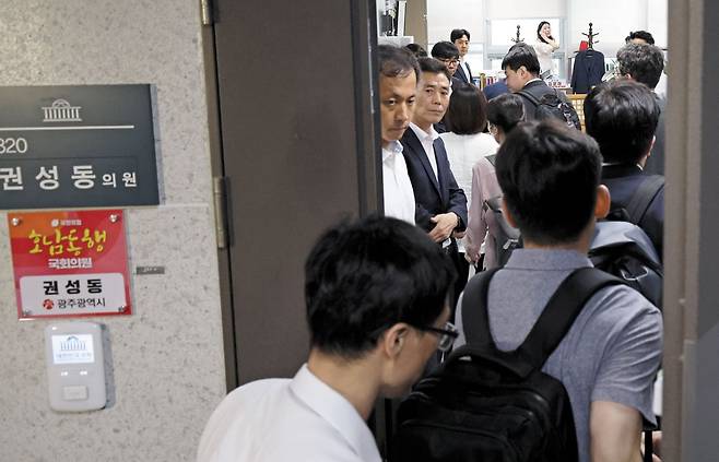 김건희 특검 수사관들이 18일 서울 여의도 권성동 국민의힘 의원실에 압수 수색을 하기 위해 진입하고 있다. 특검은 이날 권 의원의 서울 자택과 지역구인 강릉 사무실 등에 대한 압수 수색을 실시했다. /남강호 기자