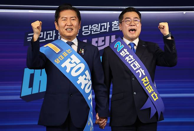 정청래 후보와 박찬대 후보가 19일 서울 여의도 더불어민주당 중앙당사에서 열린 '당대표 및 최고위원 선출을 위한 충청권 합동연설회'에서 기념촬영을 하고 있다./뉴스1