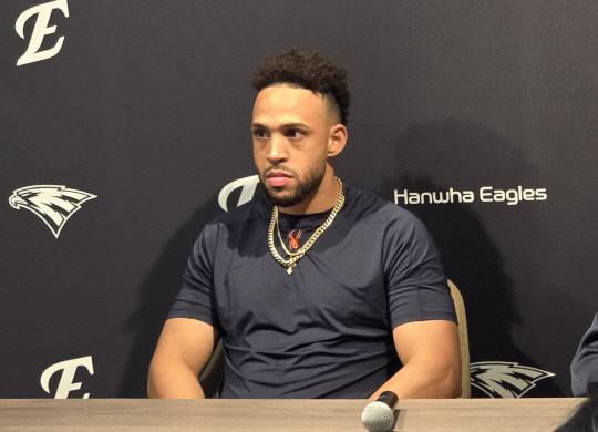 한화 이글스의 새 외국인 타자 루이스 리베라토가 지난달 20일 대전한화생명볼파크 프레스룸에서 취재진과 인터뷰를 하고 있다. 대전일보 DB