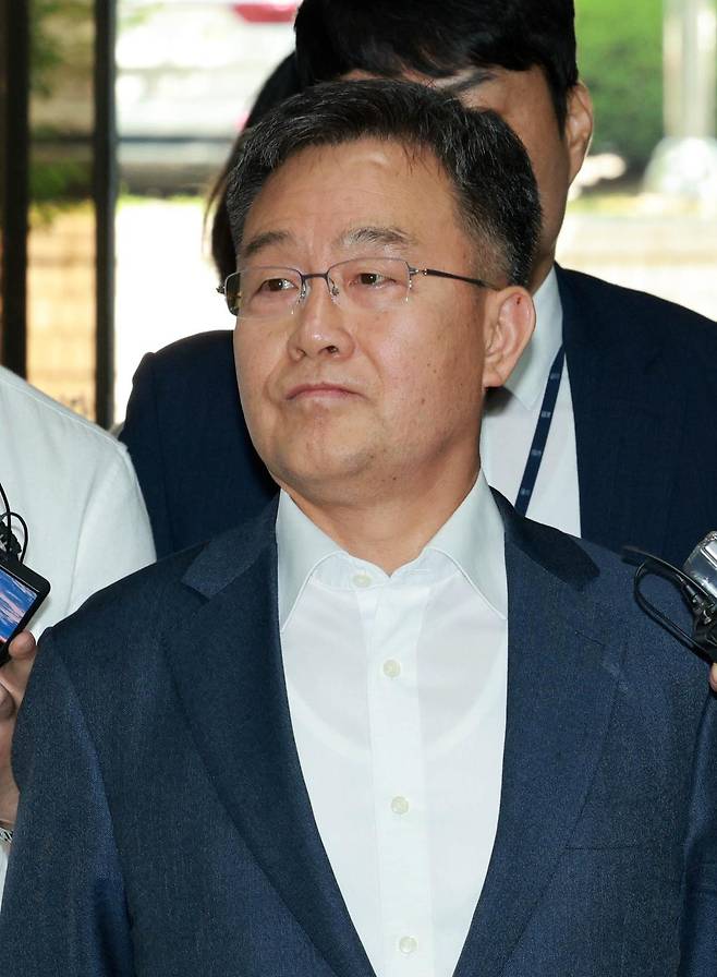 대장동 사건과 관련해 ‘허위 인터뷰 의혹’을 받는 화천대유자산관리 대주주 김만배 씨가 20일 오전 서울 서초구 서울중앙지법에서 열린 구속전 피의자 심문(영장실질심사)을 받기 위해 법정으로 들어가고 있다. 2024.06.20. [서울=뉴시스]