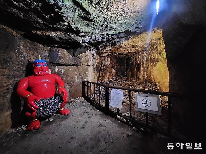 도깨비 설화를 품은 섬 메기지마의 오니가시마 대동굴. 도깨비 조형물 옆에 가가와현 중학생 3000명이 만든 ‘도깨비 기와 프로젝트2’가 전시돼 있다.