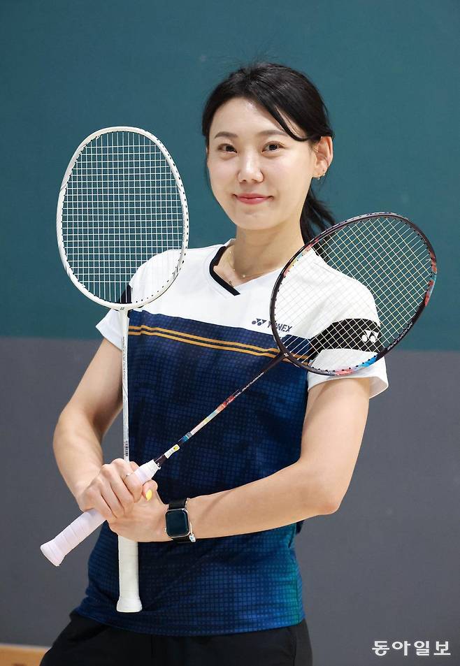 김성민 씨가 경기 고양시 덕양구 배드민턴 트레이닝센터 ‘에이원민턴’ 지축점에서  라켓을 들고 미소 짓고 있다.  2012년 배드민턴에 입문한 그는 1년 뒤 현재 남편을 만나 함께 전국대회에서 준우승까지 했다. 2022년 결혼해 함께 건강한 삶을 만들어 가고 있다. 고양=전영한 기자 scoopjyh@donga.com