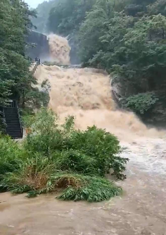 17일 호우경보가 내려진 경남 합천군 용주면 황계폭포 인근에 흙탕물이 넘쳐 흐르고 있다. (독자 제공. 재판매 및 DB 금지) 2025.7.17/뉴스1