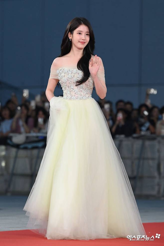 청룡시리즈어워즈 레드카펫 아이유jpg