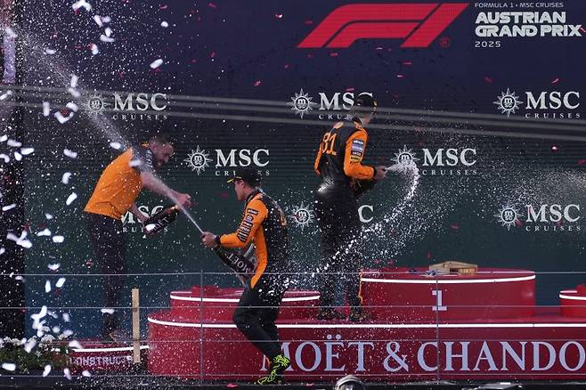 6월 29일(현지시간) 멕라렌 선수, 관계자들이 오스트리아 그랑프리 이후 샴페인을 터뜨리며 축하하고 있다. 뉴시스