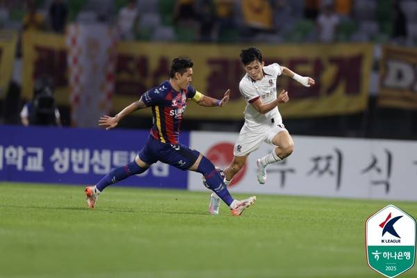 이용(왼쪽, 수원FC), 정지훈(광주FC). 한국프로축구연맹 제공