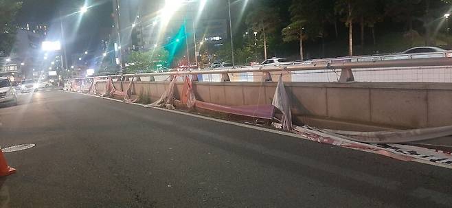 부정선거 규탄 집회 참가자들이 18일 오후 서울 중구 세종호텔 앞 고공농성장을 지나간 이후 농성장 아래에 설치돼 있던 펼침막이 훼손된 모습. 민주노총 서비스연맹 관광레저산업노동조합 세종호텔지부 제공