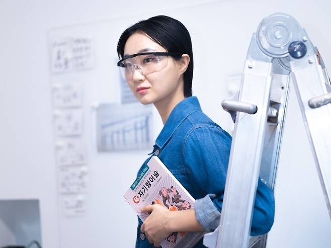 작가 이슬아. 이훤 촬영, 이야기장수 제공