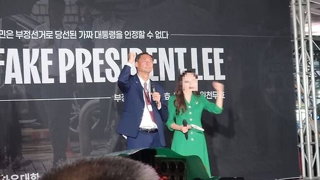 모스 탄(한국명 단현명) 미국 리버티대 교수가 18일 밤 서울 용산구 서울역 광장에서 열린 부정선거 규탄 집회에서 주먹을 흔들고 있다. 장종우 기자