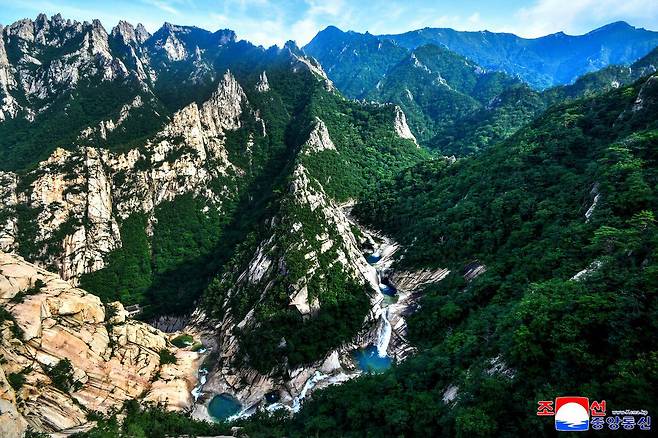 ‘금강산 8선녀’의 전설이 깃들어 있는 상팔담(上八潭)의 모습. ‘선녀와 나무꾼’ 전설의 배경이다. 북한 노동신문은 “세계적인 명산 금강산의 외금강 구룡폭포 위에 8개의 큰 담소가 있다”고 상팔담을 소개했다. 신문은 “금강산의 구룡대에서 내려다보면 크고 작은 둥그런 못들이 푸른 구슬을 꿰여놓은 것처럼 층층으로 연달아 있는데 그 가운데서 큰 것 8개를 통틀어 팔담이라고 한다”며 “내금강 만폭동의 팔담과 구별하기 위하여 상팔담이라고 부른다”고 전했다.