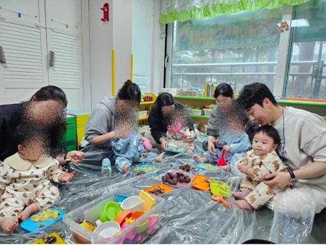 최두수(41)씨가 아들 우주(1)와 어린이집에서 체험 활동을 하고 있다. 이날 활동에 참여한 아빠는 두수씨가 유일했다. 최두수씨 제공