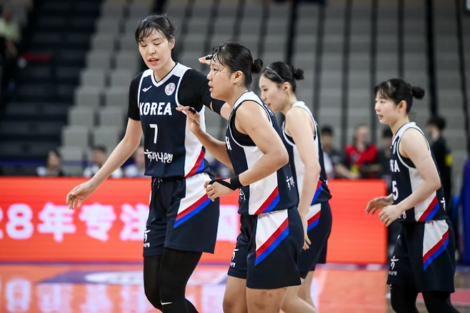 19일 선전 스포츠 센터에서 열린 호주와의 2025 FIBA 아시아컵 4강전에 나선 여자농구 대표팀 선수들의 모습. 사진=FIBA