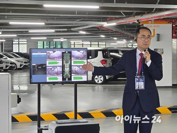 이정환 SK렌터카 대표이사는 지난 15일 충남 천안시 'SK렌터카 오토옥션'에서 차량 성능점검 항목 중 하부 스캔에 대해 설명하고 있다. [사진=김종성 기자]