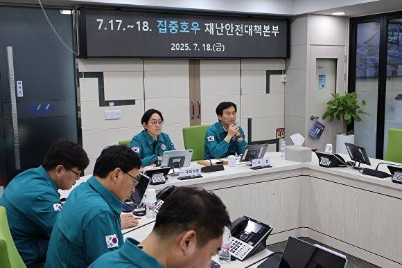 조지연 의원이 경산시청 상황실을 찾아 조현일 경산시장과 호우 대책 현황을 경청하고 있다 [사진=조지연 의원 페이스북 캡처]