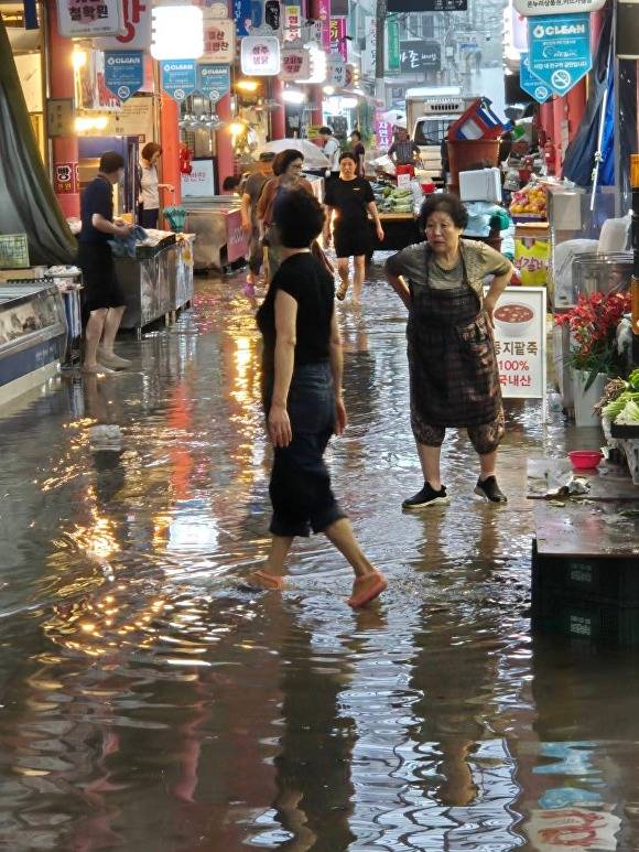 집중호우로 침수된 서남신시장 상인들이 망연자실 지켜보고 있다 [사진=김정옥 대구시의원]