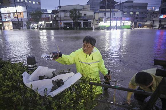 강기정 광주광역시장이 하루 동안 역대 가장 많은 비가 쏟아진 17일 오후 폭우로 침수된 북구 신안교 일대를 돌며 피해상황을 점검하고 있다. [사진=광주시]