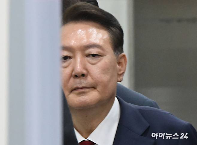 12.3 비상계엄 사태 관련 내란 혐의를 받는 윤석열 전 대통령이 지난 9일 서울 서초구 서울중앙지방법원에서 구속 전 피의자 심문(영장실질심사)을 마치고 대기 장소인 서울구치소로 이동하고 있다. [사진=사진공동취재단]