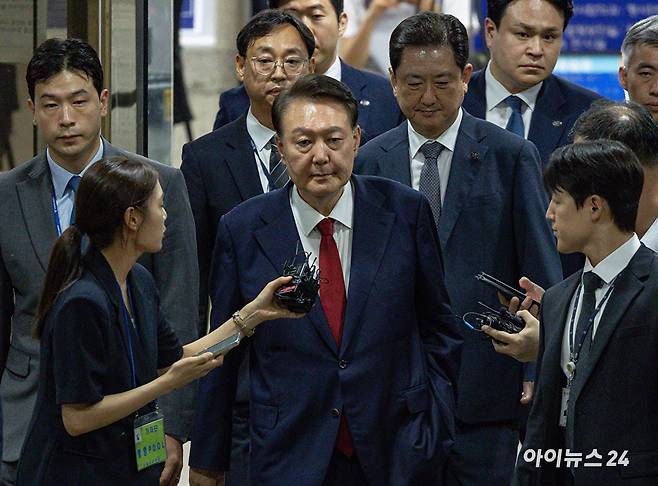 12.3 비상계엄 사태 관련 내란 혐의를 받는 윤석열 전 대통령이 지난 9일 서울 서초구 서울중앙지방법원에서 구속 전 피의자 심문(영장실질심사)을 마치고 대기 장소인 서울구치소로 이동하고 있다. [사진=사진공동취재단]