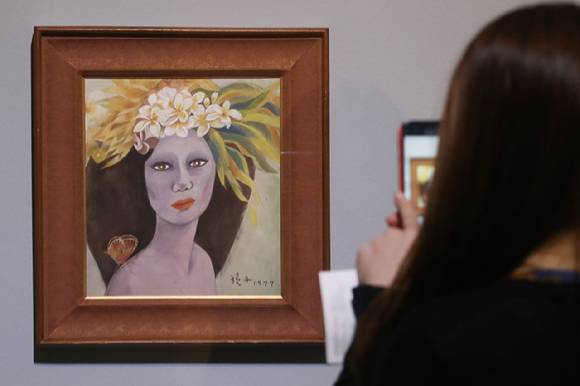 23일 오후 경기 과천시 국립현대미술관에서 한 관람객이 미인도를 촬영하고 있다. 2017.4.23 [사진=연합뉴스]