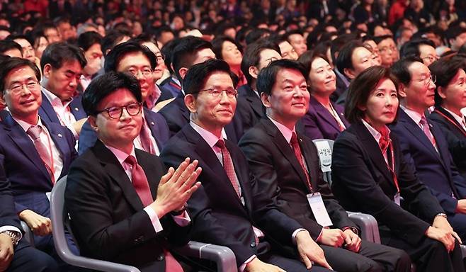 5차 전당대회 당시, 앞줄에 앉아 무대를 지켜보는 (왼쪽부터) 한동훈 전 대표와 김문수 후보, 안철수·나경원 의원.
