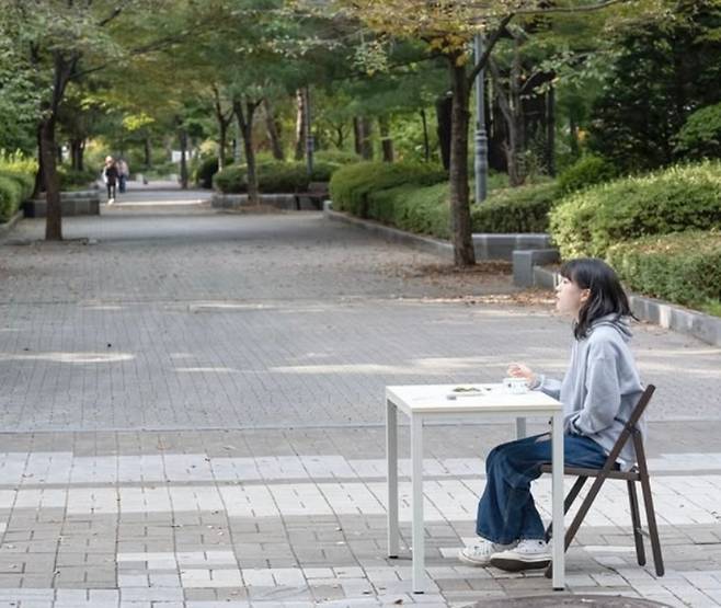 신수와 作 ‘논쟁적 깻잎’ (2024, 퍼포먼스 영상, 32분)