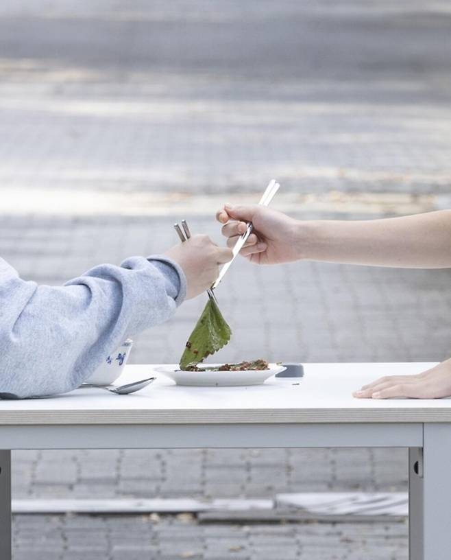 신수와 作 ‘논쟁적 깻잎’ (2024, 퍼포먼스 영상, 32분)