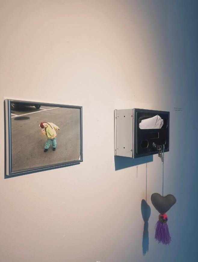 “멈춘 채 흔들리는 마음, 그 어딘가에 닿기를.” 금속에 닿지 않은 손, 닫힌 우편함, 길게 드리운 그림자. 이것은 편지가 아니라, 마음이 지나간 자리다.