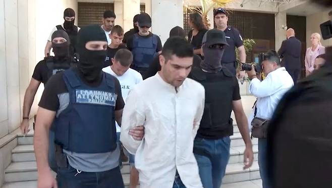 그리스 아테네에서 7월 초 아테네 교외에서 총격으로 숨진 버클리 캘리포니아대 교수 살해 사건과 관련해 체포된 용의자 5명이 지난 17일(현지시간) 호송되고 있다. 로이터=연합뉴스