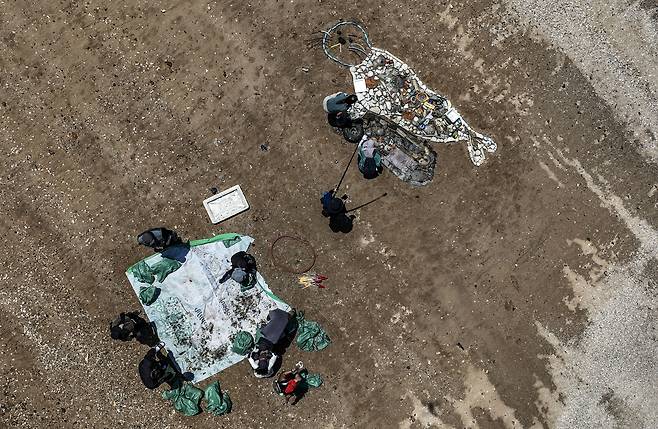 정크 아트를 만들고 남은 쓰레기를 정리하고 있다. 김성룡 기자