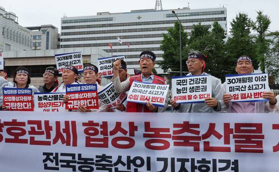 18일 서울 용산구 대통령실 앞에서 한국농축산연합회 등 농축산 단체 회원들이 한미 상호관세 협상 농축산물 개방 반대 구호를 외치고 있다. 연합뉴스