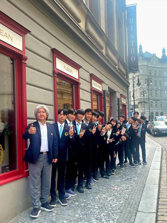 WT 시범단의 나일한 단장(맨 앞)과 단원들. [사진 세계태권도연맹]