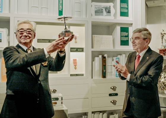 조정원 세계태권도연맹 총재가 토마스 바흐(오른쪽) 전 IOC 위원장으로부터 ‘올림픽컵’을 받고 있다. [사진 세계태권도연맹]