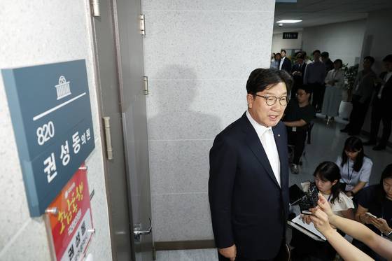 김건희 특별검사팀이 18일 권성동 국민의힘 의원 사무실과 통일교 시설 등을 압수수색한 가운데 권 의원이 국회에서 입장을 밝히고 있다. [연합뉴스]