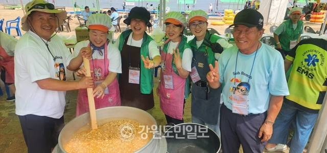 ▲ 고성군 봉포리 새마을부녀회원들이 피서객들에게 나눠줄 섭죽을 끓이며 환한 웃음을 짓고 있다.