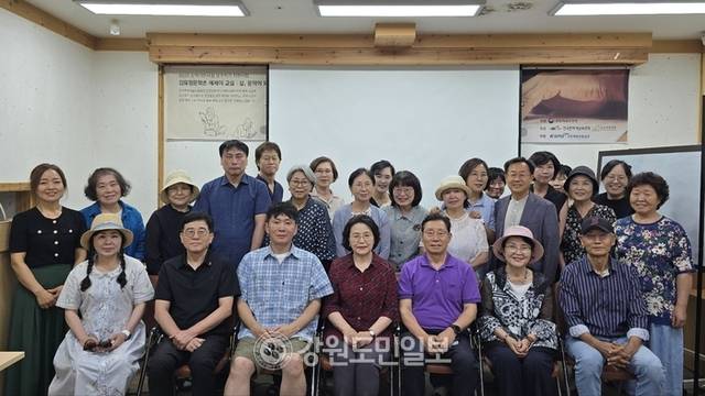 ▲ 김유정기념사업회가 주최한 금병의숙 창작교실이 최근 춘천 김유정문학촌에서 열린 가운데 이병률 시인이 강연자로 참여했다.