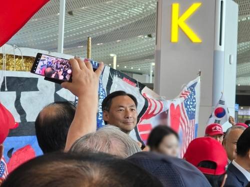 ▲ 한국 방문을 마친 ‘부정선거론자’ 모스 탄(한국명 단현명) 미국 리버티대 교수가 19일 오후 인천국제공항을 통해 미국으로 출국하며 지지자들에게 인사하고 있다. 2025.7.19 연합뉴스