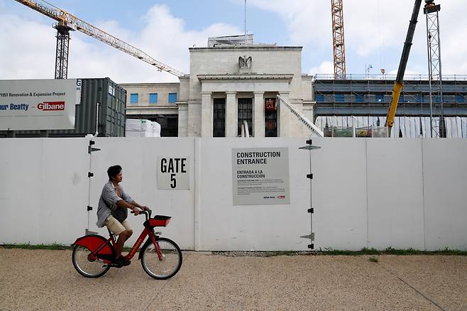 워싱턴DC에 있는 미 연방준비제도 건물이 보수 확장 공사 중에 있다(사진 로이터/연합)