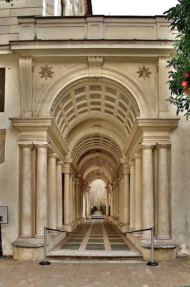 보로미니가 설계한 '마법의 복도'. 수학적 기법을 동원해 설계한 결과물이다.