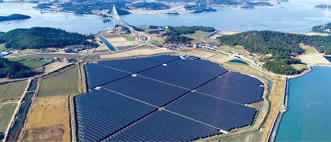 전남 신안군 안좌도 태양광 발전소 전경. 신안군은 이 발전소에서 나온 수익을 주민에게 신재생에너지 배당금으로 지급하고 있다.  /한경DB