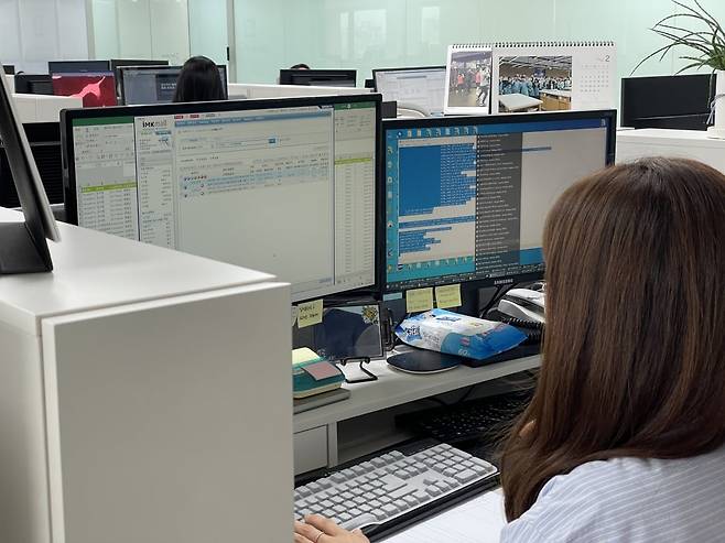 윤혜숙 프로가 구매 시스템을 보고 있다. 아이마켓코리아 제공